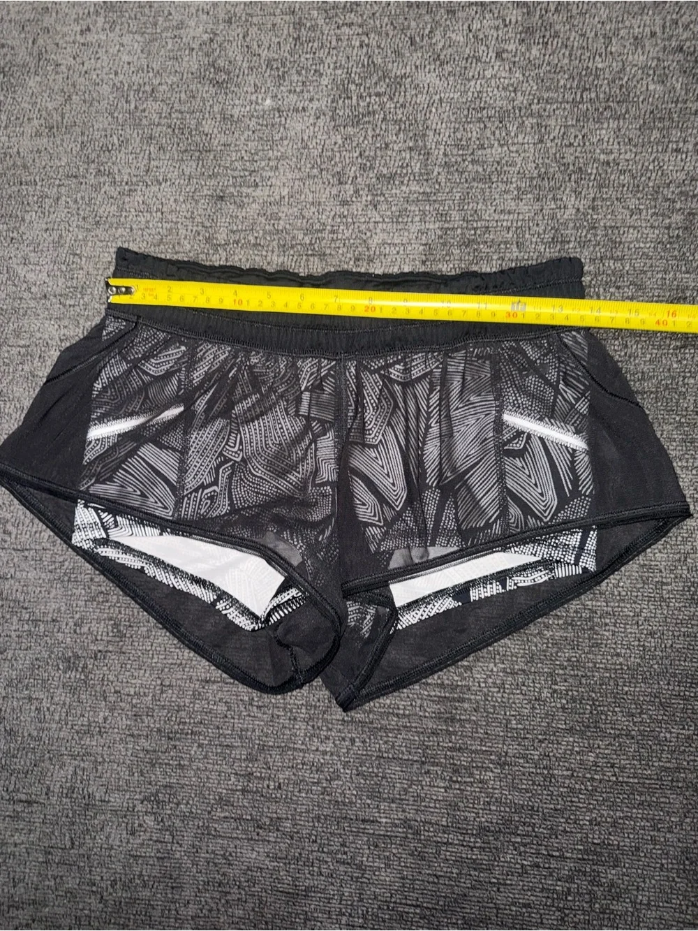 Lululemon City Sky Run By Short Mesh Black Dottie Tribe Size 4 EUC